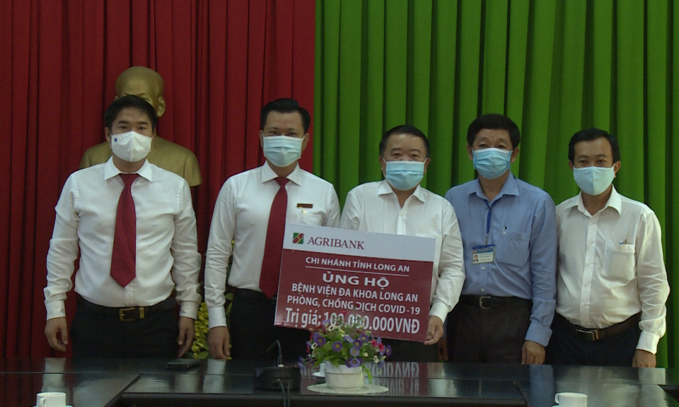 Agribank chi nhánh Long An hỗ trợ 100 triệu đồng cho Bệnh viện Đa khoa Long An