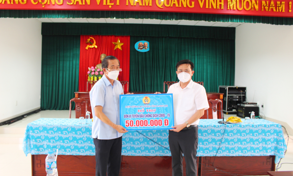 Phó Bí thư Thường trực Tỉnh ủy thăm động viên lực lượng tuyến đầu chống dịch tại Cần Đước