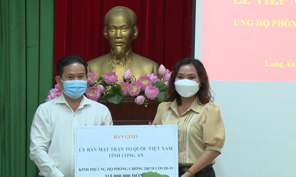 Sở Công thương tỉnh Long An tiếp nhận kinh phí ủng hộ phòng, chống dịch Covid -19