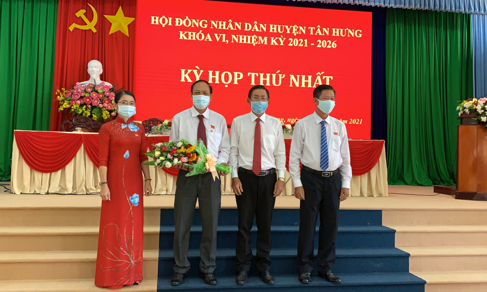 Kỳ họp thứ nhất HĐND huyện Tân Hưng khóa VI bầu các chức danh chủ chốt