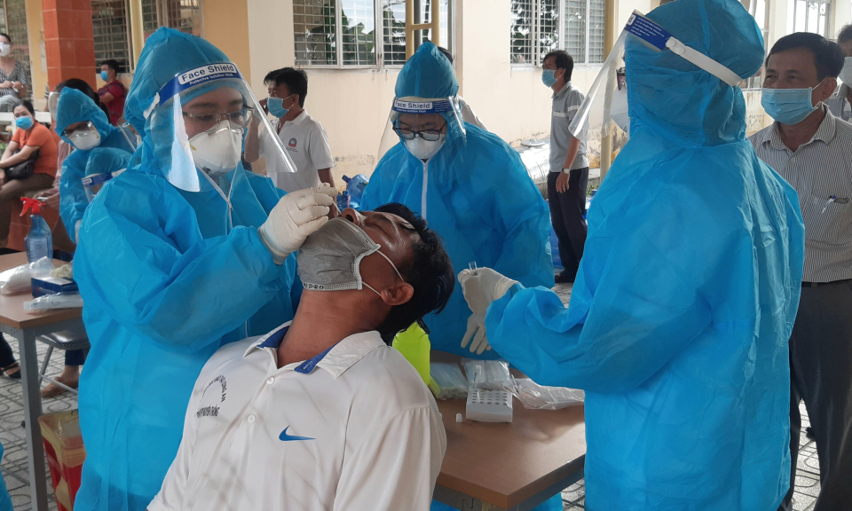 Khẩn trương lấy mẫu xét nghiệm Covid-19 chuẩn bị kỳ thi TN THPT 2021