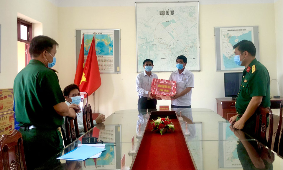 Lãnh đạo huyện Thủ Thừa thăm, động viên lực lượng làm nhiệm vụ tại Khu cách ly tập trung