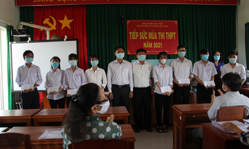 Thủ Thừa: Trao học bổng tiếp sức mùa thi THPT năm 2021