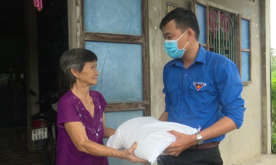 Tân Trụ: Trao tặng hơn 4 tấn gạo cho gia đình khó khăn trong mùa dịch