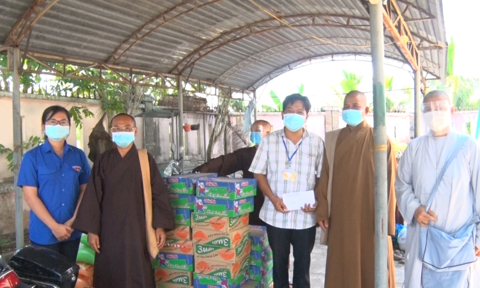 Đức Hòa: Thăm, tặng quà người dân khu vực bị phong tỏa do ảnh hưởng dịch bệnh Covid-19
