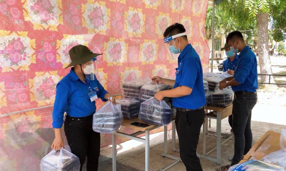 Màu áo xanh tình nguyện hè trên trận tuyến chống dịch
