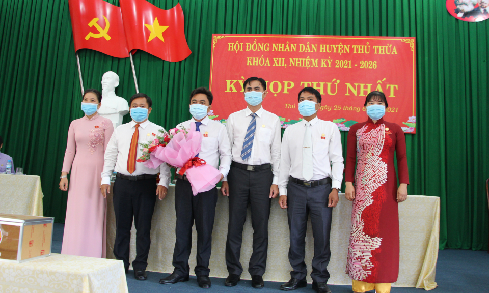 Kỳ họp thứ nhất HĐND huyện Thủ Thừa khóa XII bầu các chức danh chủ chốt HĐND và UBND huyện
