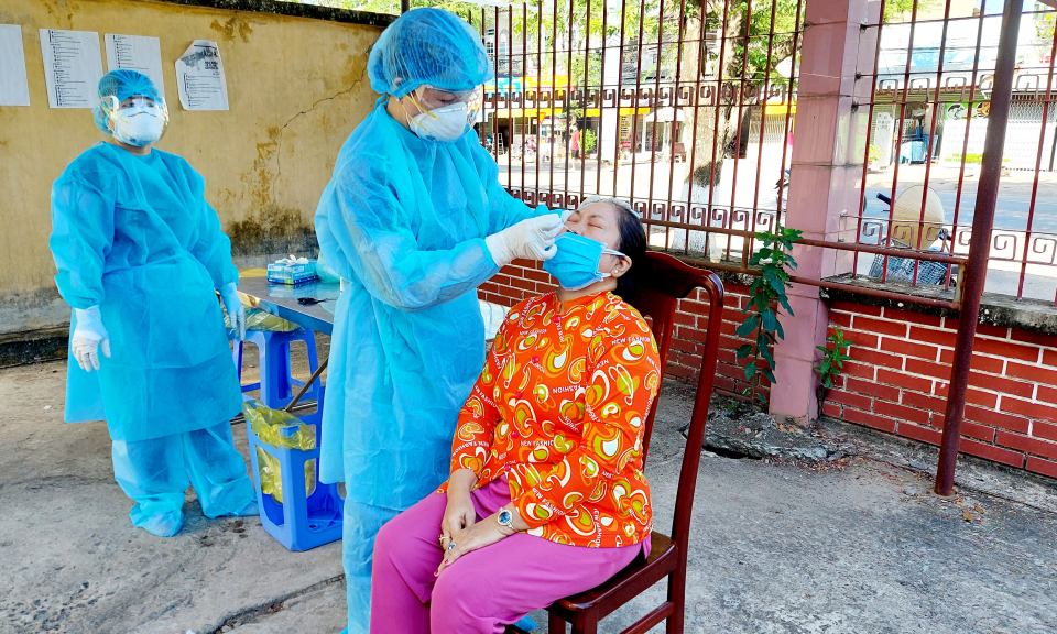 TX Kiến Tường: Test nhanh kháng nguyên SARS- CoV-2 cho tiểu thương các chợ