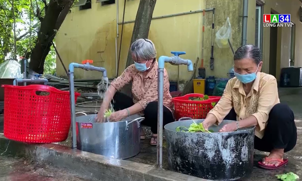 Phụ nữ góp sức &#8220;thổi cơm&#8221; cùng chống dịch
