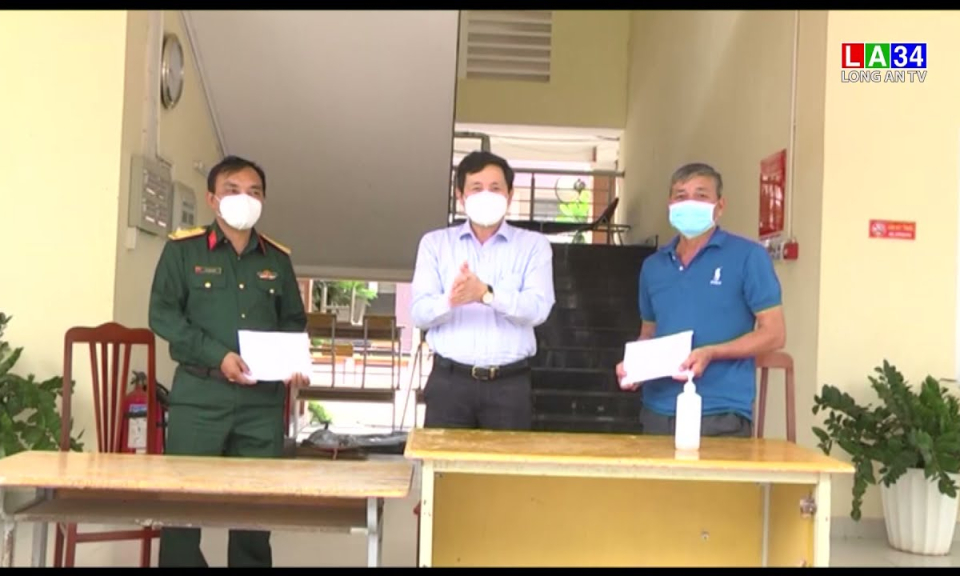 Ông Mai Văn Nhiều thăm, động viên lực lượng tuyến đầu chống dịch covid-19 huyện Đức Huệ