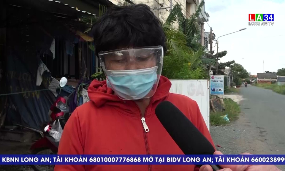Thị trấn Cần Giuộc phát thẻ cho người dân đi mua lương thực