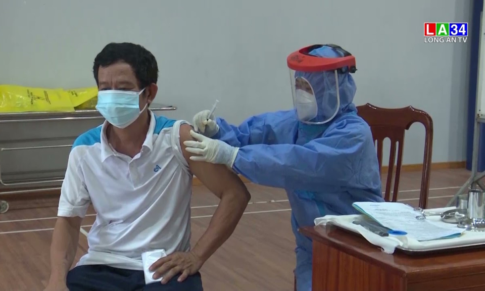 Tân Trụ tiêm vaccine phòng Covid-19 cho công nhân làm việc trong doanh nghiệp thực hiện &#8220;3 tại chỗ&#8221;