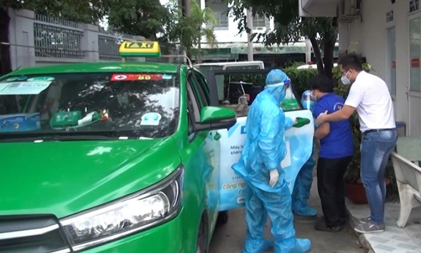 Hàng trăm xe taxi tham gia công tác phòng, chống dịch COVID-19