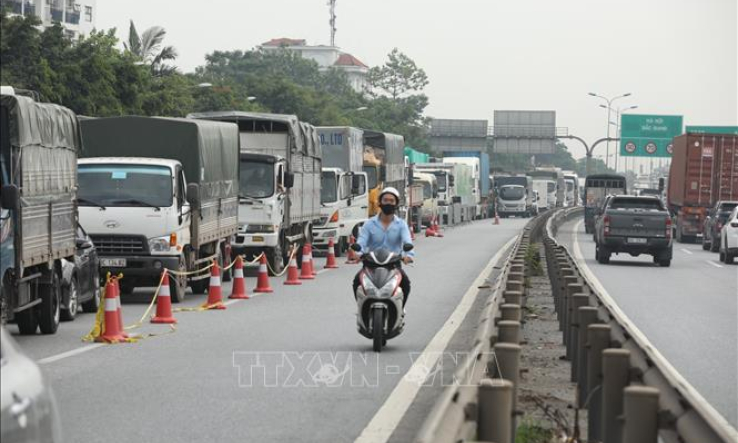 &#8216;Nhờ&#8217; cảnh sát giao thông dẫn đoàn xe vận tải theo luồng xanh, giải tỏa ùn tắc