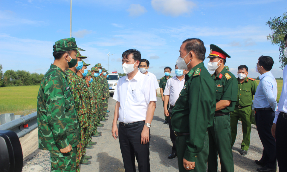 Phó Bí thư Thường trực Tỉnh ủy Nguyễn Thanh Hải kiểm tra công tác phòng chống dịch bệnh Covid-19 tại Đức Huệ
