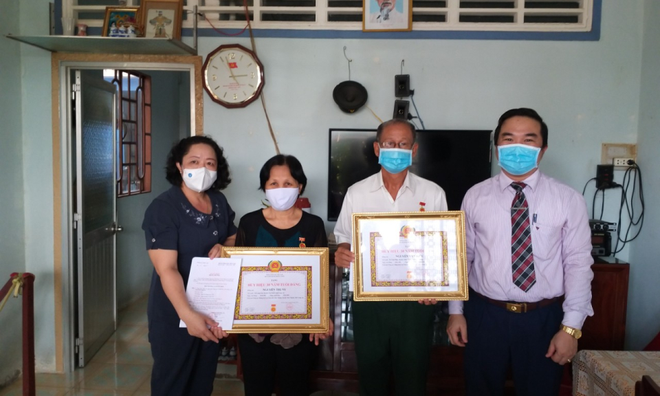 Tân Thạnh: trao Huy hiệu Đảng cho Đảng viên cao niên