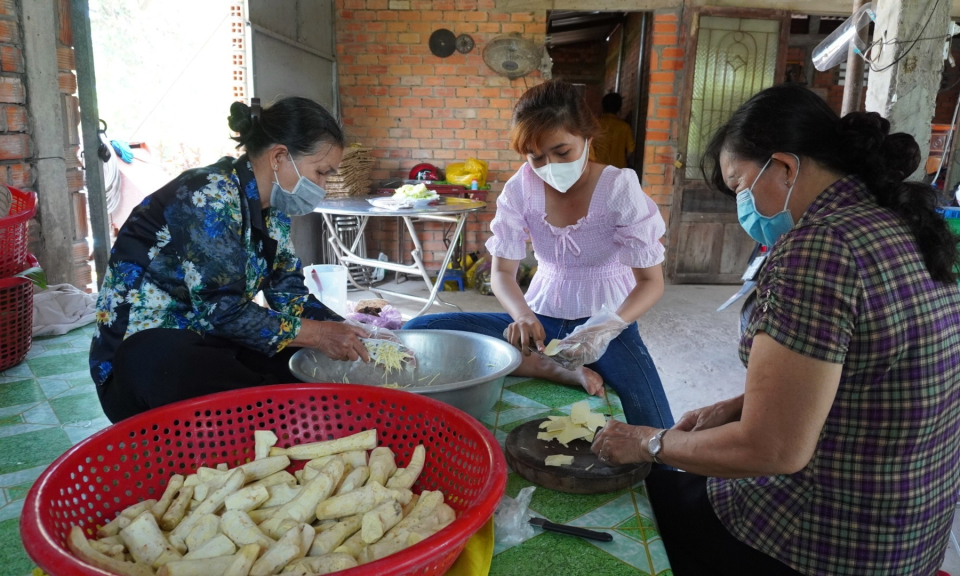 Mộc Hóa: Hội LHPN xã Tân Thành trao tặng 250 suất ăn 0 đồng