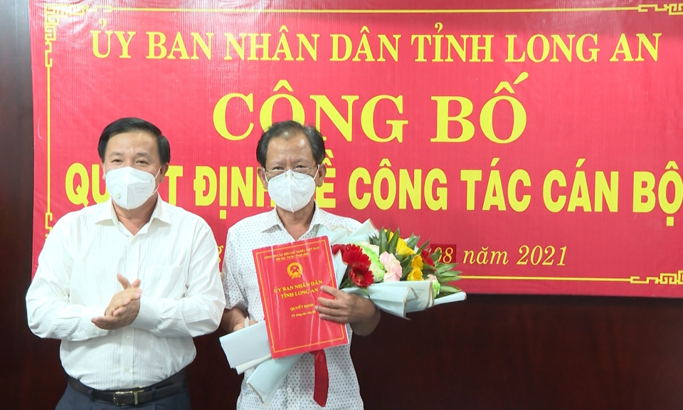 Long An: Trao quyết định nghỉ hưu cho ông Nguyễn Văn Hòa