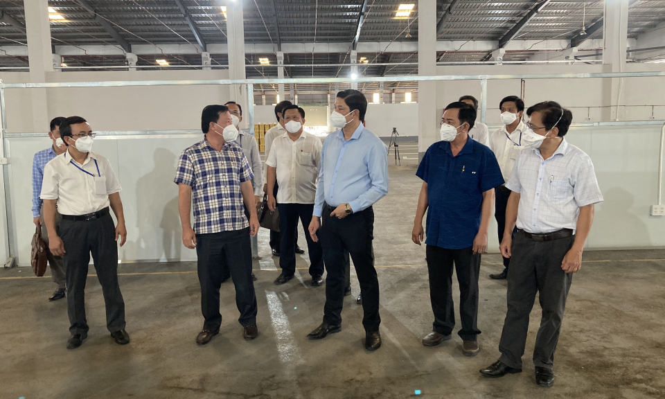 Chủ tịch UBND tỉnh kiểm tra Bệnh viện dã chiến tại Cần Giuộc
