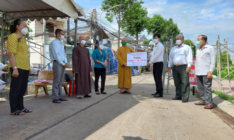 Tặng quà người dân khu vực phong tỏa phường 1, TP Tân An