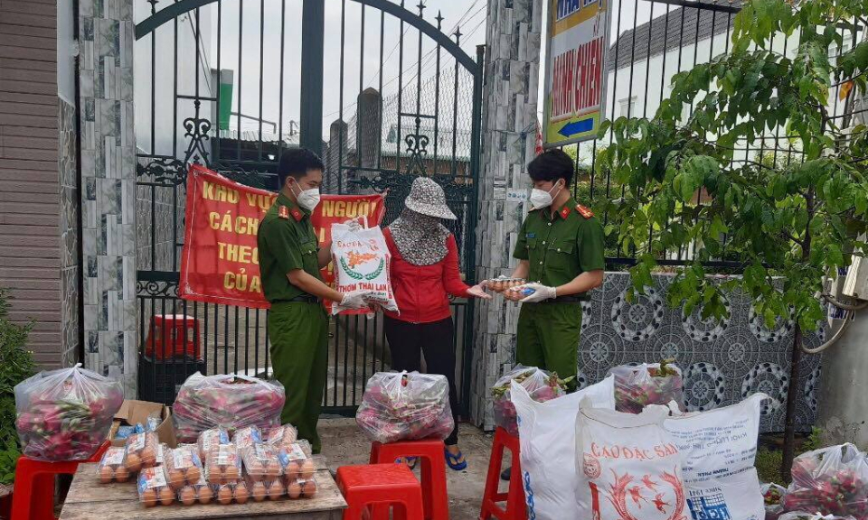 Công an Bến Lức đồng hành cùng người dân chống dịch