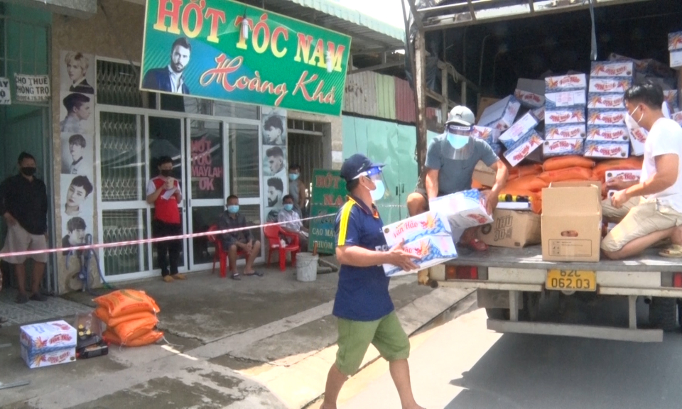 Đức Hòa: Hỗ trợ hơn 27.500 túi an sinh xã hội cho người dân khó khăn