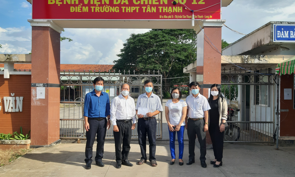 Tân Thạnh: Thăm, tặng quà động viên lực lượng đang làm nhiệm vụ tại Bệnh viện dã chiến số 12