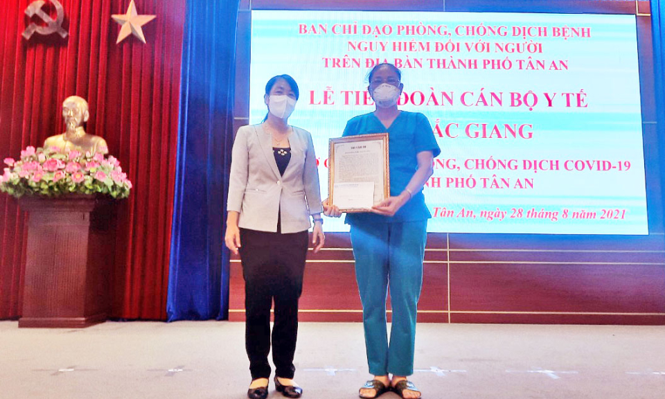 TP Tân An tri ân cán bộ y tế Bắc Giang hỗ trợ phòng chống dịch dịch COVID-19