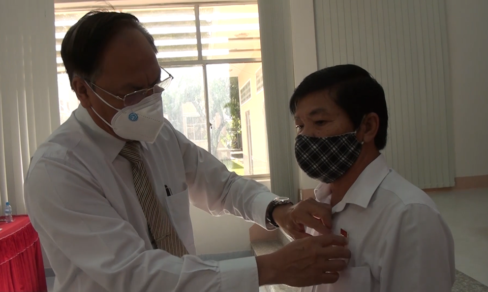 Tân Hưng trao huy hiệu Đảng đợt 2/9