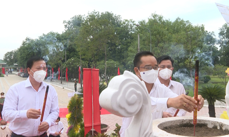 Dâng hương kỷ niệm 130 năm ngày sinh đồng chí Võ Văn Tần