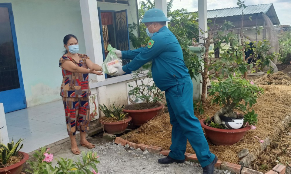 Dân quân Thủ Thừa đi chợ giúp dân