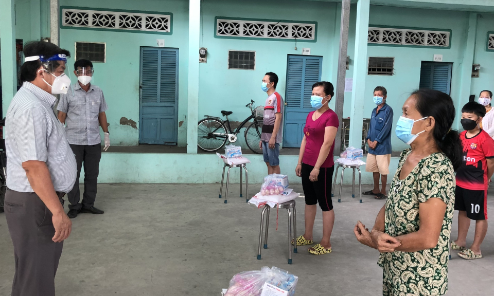 Chủ tịch UBND huyện Bến Lức trao quà và động viên công nhân lao động