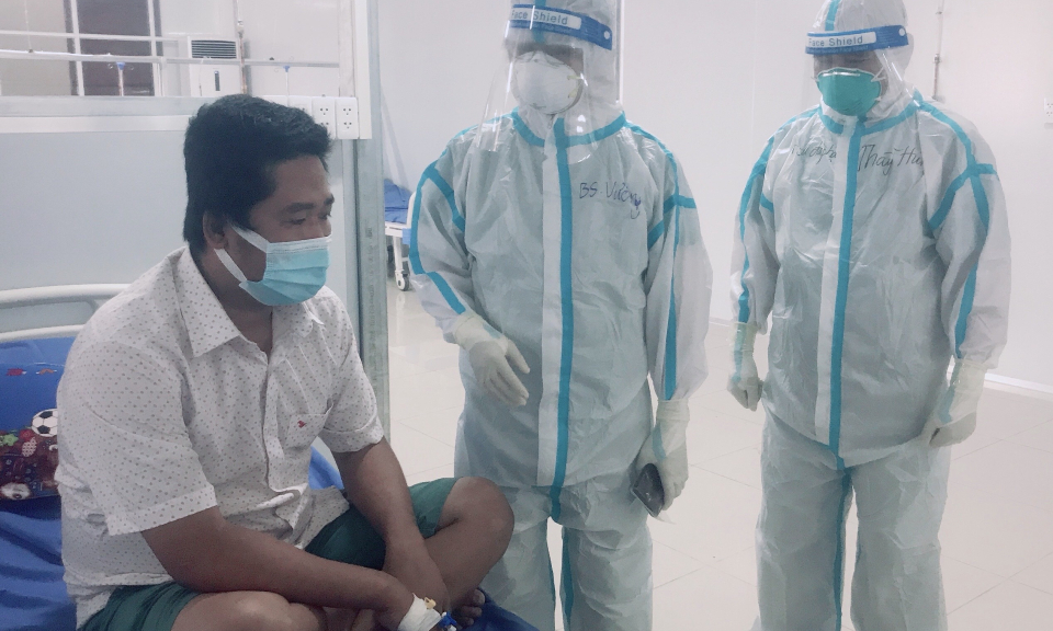 Bệnh nhân đầu tiên tại Trung Tâm hồi sức COVID-19 trung ương ở Long An xuất viện