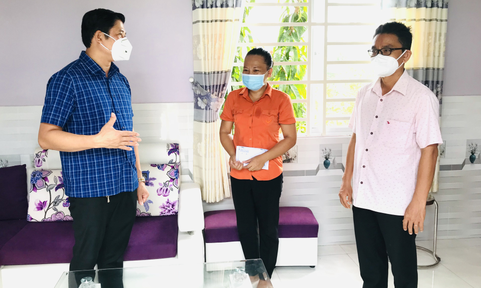Bí thư Huyện ủy Cần Giuộc thăm, động viên 4 đồng chí tham gia chống dịch đã điều trị khỏi Covid-19