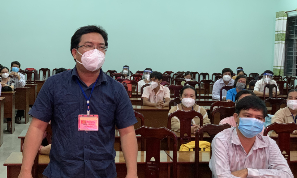 Bí thư Huyện ủy Bến Lức gặp gỡ, động viên giáo viên tham gia chống dịch