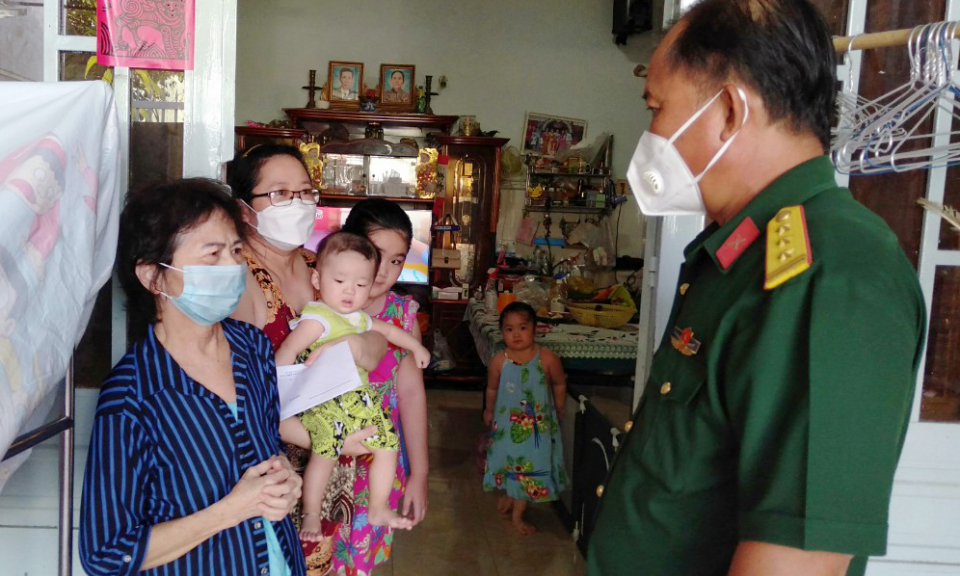 Trao tặng quà gia đình cán bộ, chiến sĩ và lực lượng dân quân đang thực hiện nhiệm vụ tuyến đầu phòng, chống dịch