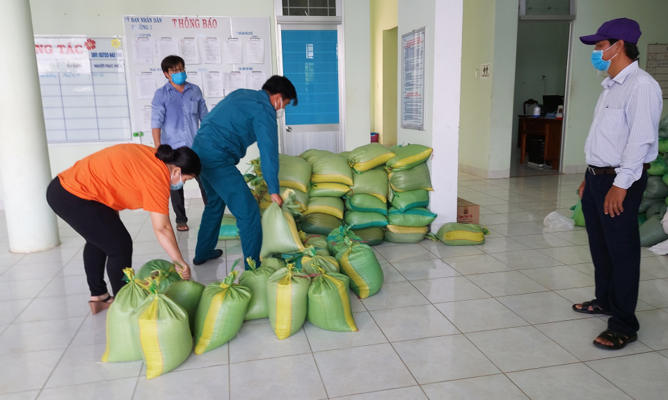 TX Kiến Tường: Trao tặng gần 6 tấn gạo hỗ người dân và công nhân ở các khu nhà trọ
