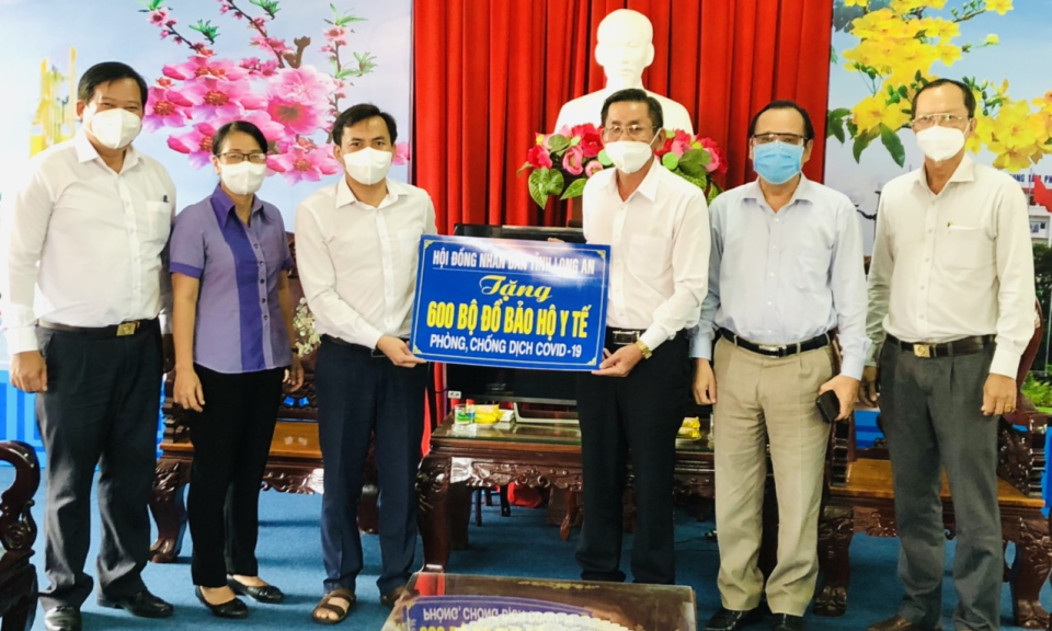 Trao tặng 600 bộ bảo hộ y tế cho lực lượng tuyến đầu Thành phố Tân An