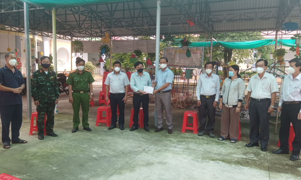 Lãnh đạo huyện Tân Trụ thăm, tặng quà động viên nhân viên y tế