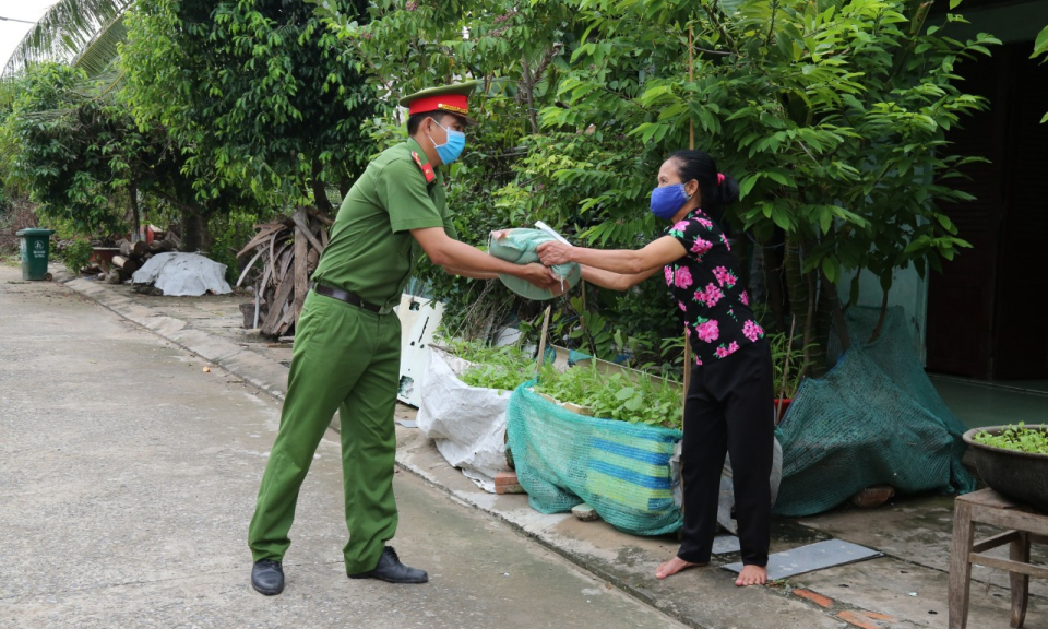 Vĩnh Hưng: Ấm tình quân dân từ “Đường dây hỗ trợ gạo nghĩa tình”
