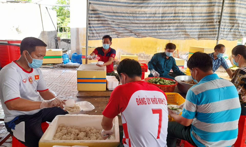 Ấm áp yêu thương những suất cơm từ người lính “Bộ đội Cụ Hồ”
