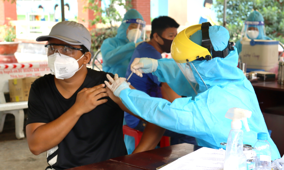 Đến 28/8, Cần Đước hoàn thành việc tiêm mũi 1 phòng Covid-19 cho toàn dân