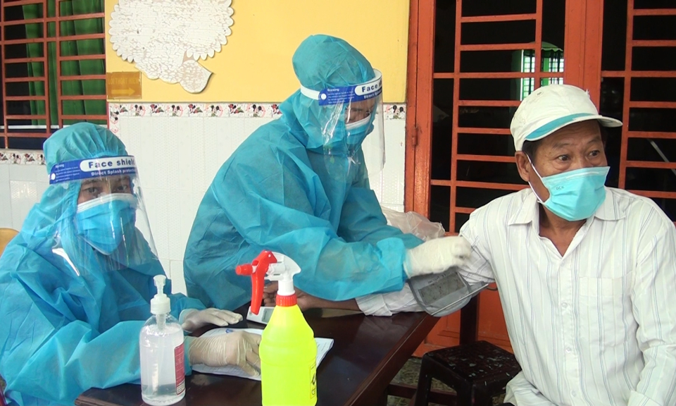 Đức Hòa: Đẩy nhanh test sàng lọc cộng đồng đi đôi tiêm vắc-xin ngừa COVID-19