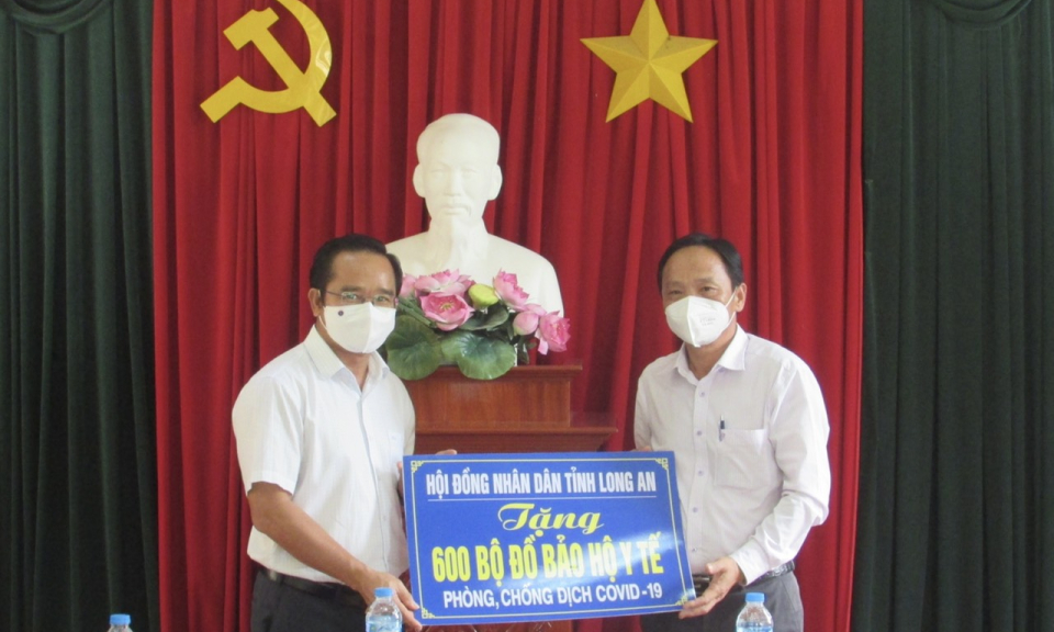 Bến Lức: Bí thư Tỉnh ủy, Chủ tịch HĐND tỉnh trao tặng 600 bộ đồ bảo hộ y tế