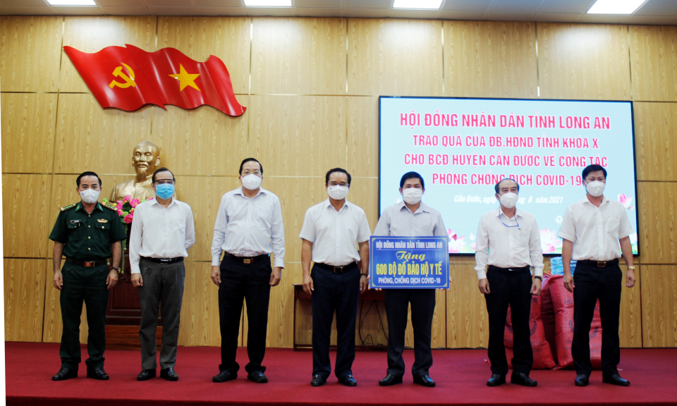 Lãnh đạo tỉnh Long An thăm tặng quà, kiểm tra công tác tiêm vắc xin phòng dịch tại Cần Đước