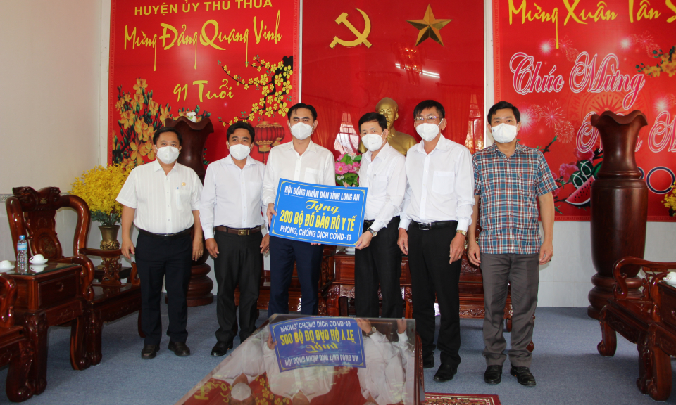Tặng quà hỗ trợ huyện Thủ Thừa trong công tác phòng chống dịch