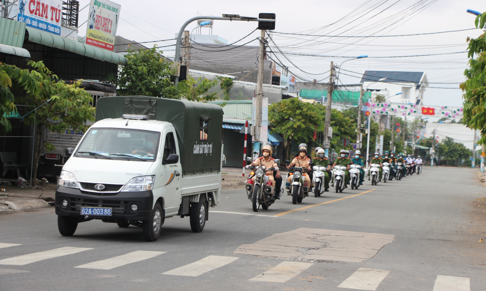 Thủ Thừa: Ra quân tuần tra lưu động phòng, chống dịch Covid-19