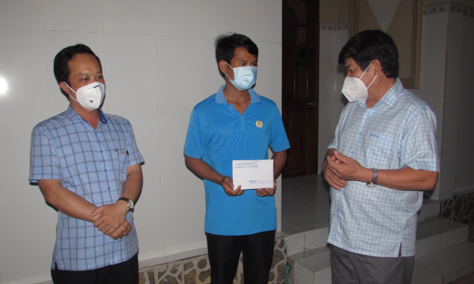 Thăm tặng quà, bác sĩ tình nguyện tham gia chống dịch