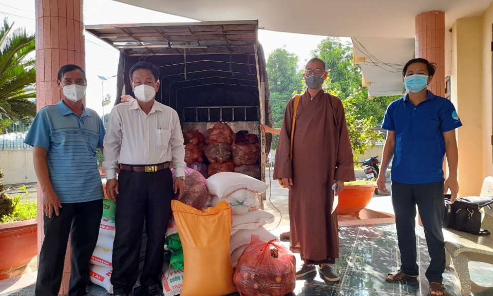 Tặng quà bếp ăn tập thể khu cách ly tập trung và Bệnh viện dã chiến các huyện ĐTM