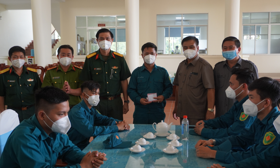 Thăm động viên cán bộ, chiến sĩ tình nguyện hỗ trợ phòng chống dịch tại Cần Giuộc